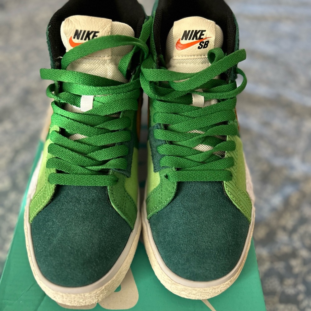 Green , yellow , white Nike blazers. They are a women’s 8, men’s 6.5.